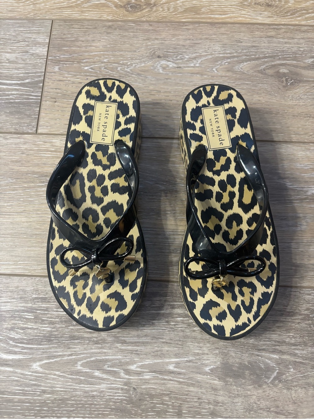 Kate Spade Rhett Leopard Flip Flops Sz 5 Charm Sandals Bow Designer Mobwife Chic